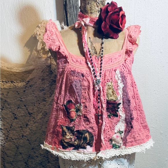 Wearable Art Kittens & Roses Magnolia Pearl Top - Picture 4 of 13